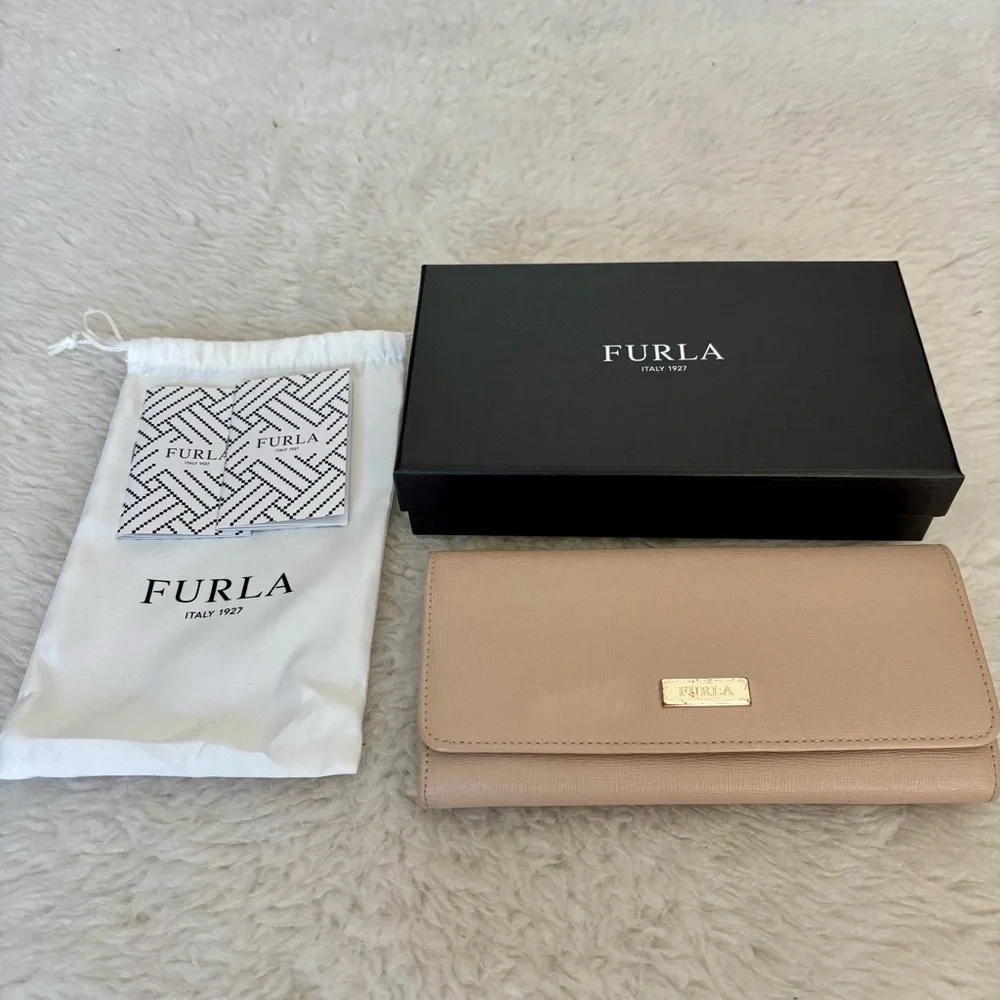 Furla Women's Beige long Wallet w/ Dustbag/Cards/box